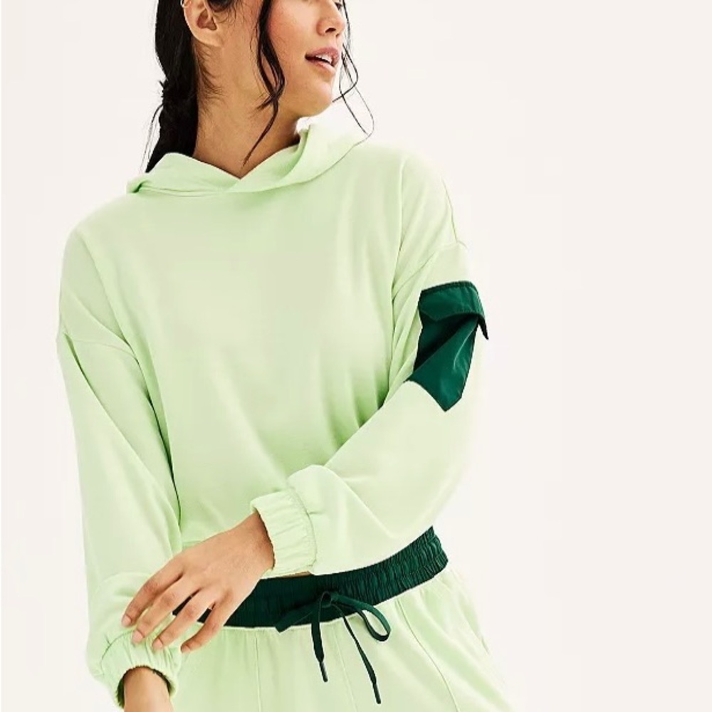 NEW Women’s Tek Gear CARGO Hoodie. Mint with Pocket on Sleeve. With Rayon! Large